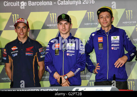 Montmelo in der Nähe von Barcelona, Spanien. 2. Juni 2016. Repsol Honda Team der Spanier Marc Marquez (L) und Movistar Yamaha MotoCP spanische Reiter Jorge Lorenzo (C) und Movistar Yamaha MotoGP italienischen Reiter Valentino Rossi (R) posieren für ein Foto nach der Pressekonferenz der Catalunya Rennstrecke in Montmelo, in der Nähe von Barcelona, am 2. Juni 2016, am Vorabend des Catalunya Moto GP-Grand-Prix-Schulungen. Bildnachweis: Marco Iorio/Alamy Live-Nachrichten Stockfoto