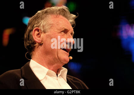 Heu-Festival, Wales, UK - Donnerstag, 2. Juni 2016 - Michael Palin wertvollen Schauspieler, Schriftsteller, Reisender und Diarist auf der Bühne sprechen über sein Leben und Werk. Er wächst derzeit einen Schnurrbart für Schauspielrollen später im Jahr 2016. Stockfoto