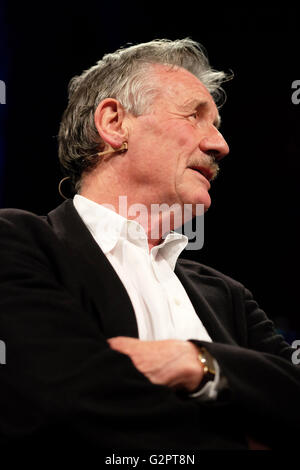 Hay Festival, Wales, Großbritannien - Juni 2016 - Michael Palin den begehrten Schauspieler, Schriftsteller, Reisender und tagebuchschreibers auf der Bühne sprechen über sein Leben und Werk. Er wächst derzeit einen Schnurrbart für schauspielrollen später im Jahr 2016. Stockfoto