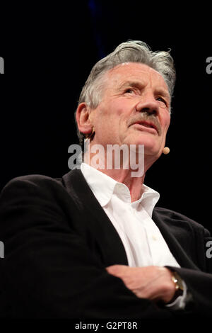 Hay-Festival, Wales, UK 2. Juni 2016 - Bühne Michael Palin des begehrten Schauspielers, Schriftsteller, Reisender und Chronist auf sprechen über sein Leben und Werk. Er wächst derzeit einen Schnurrbart für Schauspielrollen später im Jahr 2016. Stockfoto