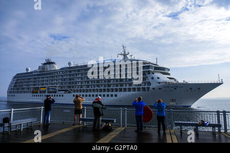 Wismar, Deutschland. 2. Juni 2016. Die MS "The World" kommt in Wismar, Deutschland, 2. Juni 2016. Der Privatbesitz Wohn Yacht wurde im 2003 erbaut und verfügt über Decks. 125 Apartmens und 40 Studios sind Eigentum der Schiffe Einwohner, die hauptsächlich aus den USA und England sind. "Die Welt" eröffnet das diesjährige Kreuzfahrtsaison in Wismar. Foto: Jens Büttner/Dpa/Alamy Live News Stockfoto