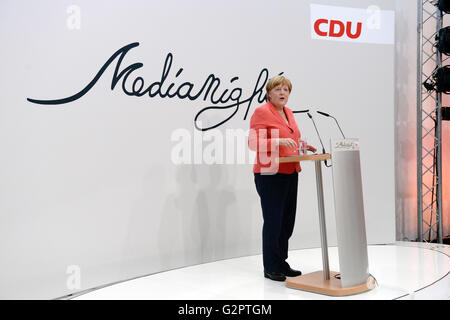 Bundeskanzlerin Angela Merkel spricht bei der CDU Media Night in Berlin, Deutschland, 2. Juni 2016. Foto: MAURIZIO GAMBARINI/dpa Stockfoto
