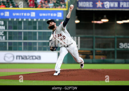 Houston, TX, USA. 2. Juni 2016. Houston Astros Start Krug Dallas Keuchel (60) liefert einen Stellplatz im ersten Inning der MLB Baseball-Spiel zwischen den Houston Astros und die Arizona Diamondbacks von Minute Maid Park in Houston, Texas. Kredit-Bild: Erik Williams/Cal Sport Media/Alamy Live News Stockfoto