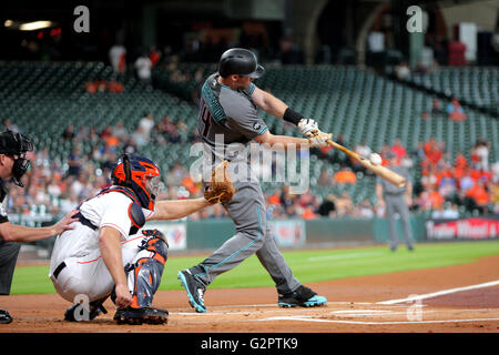 Houston, TX, USA. 2. Juni 2016. Arizona-Diamantmarkierungen erster Basisspieler Paul Goldschmidt (44) schwingt in einer Tonhöhe während der ersten Inning der MLB Baseball Spiel zwischen der Houston Astros und die Arizona Diamondbacks von Minute Maid Park in Houston, Texas. Kredit-Bild: Erik Williams/Cal Sport Media/Alamy Live News Stockfoto