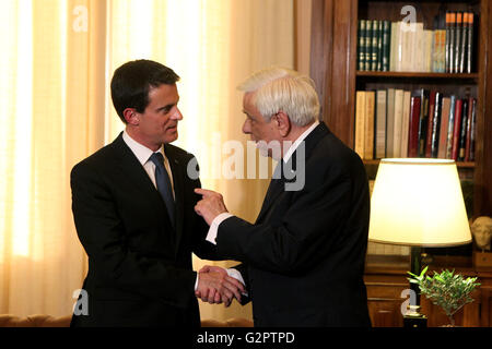 Athen, Griechenland. 2. Juni 2016. Griechischer Präsident Prokopis Pavlopoulos(R) begrüßt französische Premierminister Manuel Valls bei ihrem Treffen in Athen, Griechenland, 2. Juni 2016. © Marios Lolos/Xinhua/Alamy Live-Nachrichten Stockfoto