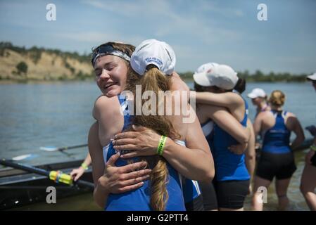 Gold River, Kalifornien, USA. 28. Mai 2016. Molly Hoyer, Umarmungen links, Teamkollege, Sloane Rice, nach dem Gewinn der Division III Achter Grand Final Rennen während der 2016 NCAA nationale Rowing Championships auf See Natoma auf Donnerstag, 26. Mai 2016. Sie sind am Wellesley College in Massachusetts. © Herbst Payne/Sacramento Bee/ZUMA Draht/Alamy Live-Nachrichten Stockfoto