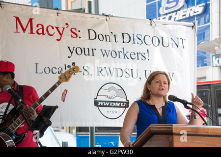 New York, USA. 2. Juni 2016. New York City Rat Lautsprecher Melissa Mark-Viverito gibt Unterstützung bei Arbeitnehmer-Rallye. Hunderte von Macys Arbeiter versammelten sich bei seinen Flagship-Store in Manhattan Times Square als 15. Juni Vertrag Frist näherte, kam Gewerkschaftsführer und gewählte Beamte. Bildnachweis: M. Stan Reaves/Alamy Live-Nachrichten Stockfoto