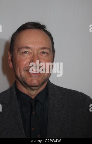 New York, New York, USA. 18. April 2016. Kevin Spacey besucht die Premiere von Elvis und Nixon beim Tribeca Filmfestival 2016 © Mitchell Levy/Globe Fotos/ZUMA Draht/Alamy Live News Stockfoto