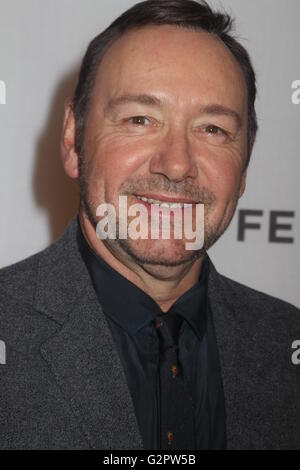 New York, New York, USA. 18. April 2016. Kevin Spacey besucht die Premiere von Elvis und Nixon beim Tribeca Filmfestival 2016 © Mitchell Levy/Globe Fotos/ZUMA Draht/Alamy Live News Stockfoto