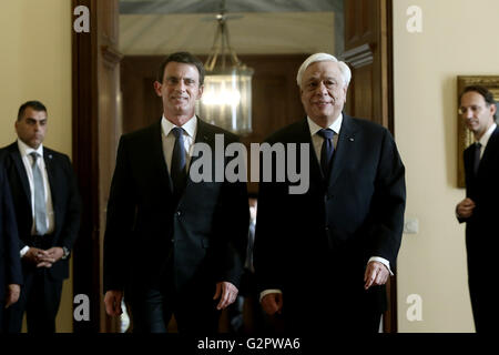 Greek President Prokopis Pavlopoulos (R) mit französischen Premierminister Manuel Valls in der presidential Villa in Athen. Valls ist auf Staatsbesuch in Griechenland am Donnerstag und Freitag, von Französisch zweijähriger Michel Sapin und der Staatssekretär für europäische Angelegenheiten Harlem Désir begleitet. (Foto von Panayotis Tzamaros/Pacific Press) Stockfoto