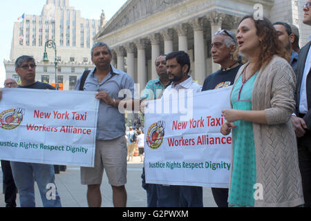 New York, New York, USA. 2. Juni 2016. New York Taxi Arbeiter Alliance (NYTWA) und zehn 10 Uber Treiber haben eine Bundesrepublik Sammelklage in der Southern District Court, Lower Manhattan, New York gegen Uber, CEO Travis Kalanick und andere eingereicht. Die Klage behauptet, dass Uber Technologies Inc. Credit: G. Ronald Lopez/Alamy Live News Stockfoto