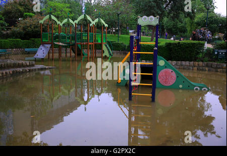 Spielplatz unter der Flut in Paris am june.02, 2016 in Paris, Frankreich. Das steigende Wasser der Seine überfluteten Flussufern, Straßen und Schiene Stockfoto