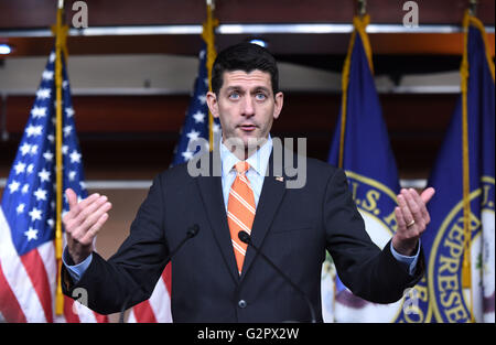 Washington, DC, USA. 5. November 2015. Foto aufgenommen am 5. November 2015 zeigt US-Haus Sprecher Paul Ryan anlässlich einer Pressekonferenz am Kapitol in Washington, DC, Vereinigte Staaten. U.S. House Speaker Paul Ryan kündigte am Donnerstag, die er für mutmaßlichen Präsidentschaftskandidat Donald Trump im November stimmen würden. © Yin Bogu/Xinhua/Alamy Live-Nachrichten Stockfoto