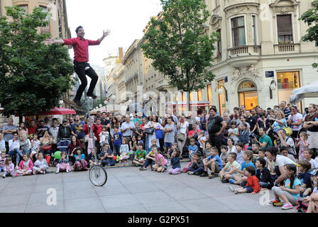 Zagreb, Kroatien. 2. Juni 2016. A Street Performer unterhält Publikum während der 20. 'MESZ ist d'best' internationalen Straßenfest in Zagreb, Kroatien, 2. Juni 2016. Bildnachweis: Miso Lisanin/Xinhua/Alamy Live-Nachrichten Stockfoto