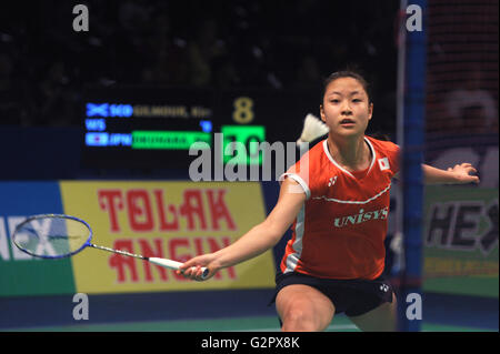 Jakarta, DKI Jakarta, Indonesien. 2. Juni 2016. JAKARTA, Indonesien - Juni 02: Nozomi Okuhara Japans trifft eine Rückkehr gegen Kirsty Gilmour von Schottland während der Frauen-Single in die Indonesia Open 2016 in Jakarta, Indonesien am 2. Juni 2016. Nozomi Okuhara Japan gewinnen 21-15 und 21-8. © Sijori Bilder/ZUMA Draht/Alamy Live-Nachrichten Stockfoto