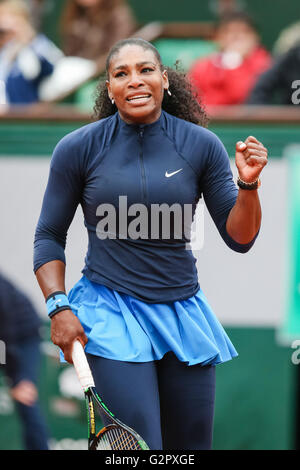 Paris, Frankreich. 2. Juni 2016. Serena Williams (USA) Tennis: Serena Williams aus den USA feiert nach dem Gewinn der Frauen Viertelfinale der French Open Tennisturnier gegen Yulia Putintseva von Kasachstan in Roland Garros in Paris, Frankreich Einzel. Bildnachweis: AFLO/Alamy Live-Nachrichten Stockfoto