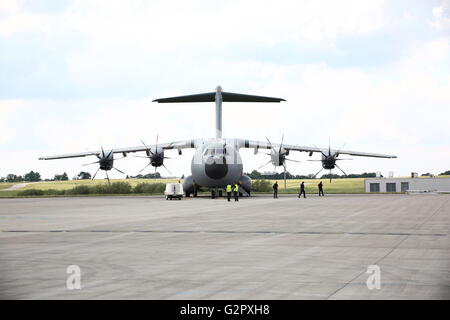 Berlin, Deutschland. 2. Juni 2016. Auf Berlin Air Show 2016 präsentiert militärische Transportflugzeuge Airbus A400M. Bildnachweis: Jakob Ratz/Pacific Press/Alamy Live-Nachrichten Stockfoto