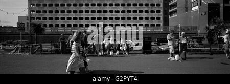 AJAXNETPHOTO. WORTHING, ENGLAND - Platzsparend - GRAFTON MEHRSTÖCKIGES PARKHAUS IN DER STADT MIT BLICK AUF DIE STRANDPROMENADE. Foto: Jonathan Eastland/AJAX REF: 1019 Stockfoto