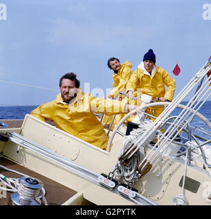 AJAX-NEWS-FOTOS. 1977. IRISCHE SEE. -FASTNET RACE SKIPPER - ROBIN KNOX-JOHNSTON (GB) AM STEUER DER BOWMAN 77 YACHT CONDOR WÄHREND DAS FASTNET-RENNEN...  FOTO: JONATHAN EASTLAND/AJAX REF: 703745 Stockfoto