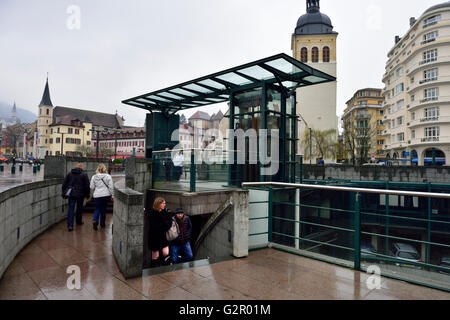 Fußgänger-Eingang Ausfahrt aus der Tiefgarage neben Lac d ' Annecy in Annecy, Frankreich Stockfoto