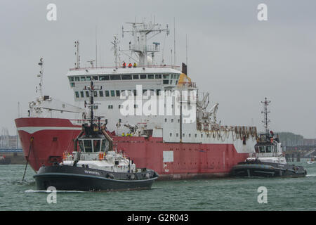 HMS Endurance (A171) verlässt Portsmouth zum letzten Mal. Stockfoto