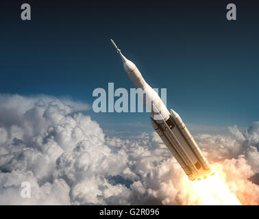 Space Launch System In den Wolken fliegen Stockfoto