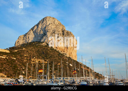 Penon de Ifach in Calpe Felsen im Mittelmeer mit Marina in Spanien Stockfoto