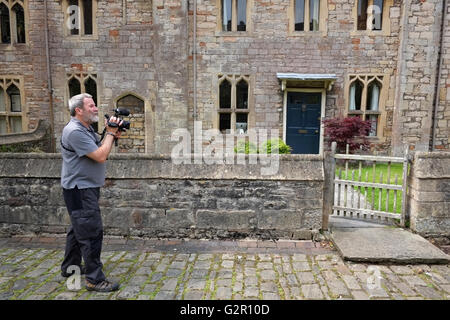 Reifer Mann machen ein Video, in der Nähe der bekannten und berühmten Vikar in Wells, Somerset, England, Mai 2016 Stockfoto