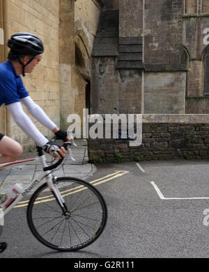 Biker-Fahrer vorbei ein Nein Radfahren Zeichen in der Nähe der Kathedrale von Wells, Somerset, England. Mai 2016 Stockfoto