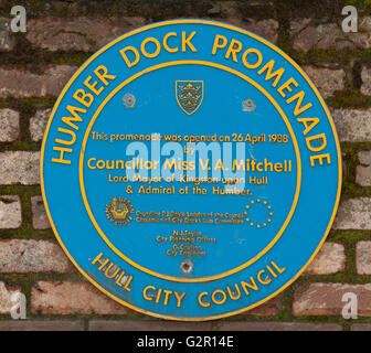 Blaue Plakette in Hull Marina feiert Humber Dock Promenade, Kingston upon Hull, Humberside, Yorkshire, England, UK. Stockfoto