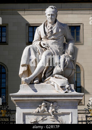 Statue von Alexander von Humboldt vor aus der Humboldt Universität, Berlin, Deutschland, Europa. Stockfoto