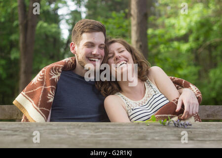 Paar, junge Mädchen im Wald Wald lachen. Stockfoto