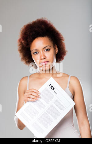 Steuerzeit ist dieses Jahr schon da und diese Frau ist weder bereit noch glücklich darüber Stockfoto