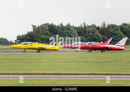 Ehemalige Royal Air Force (RAF) Hawker Siddeley Mücke Vintage jet G-MOUR aus der Mücke Display Team bei der RAF Waddington Airshow Stockfoto