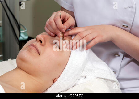 Kosmetikerin bei der Arbeit in einem Kosmetik-Institut Stockfoto