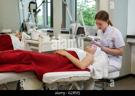 Kosmetikerin bei der Arbeit in einem Kosmetik-Institut Stockfoto