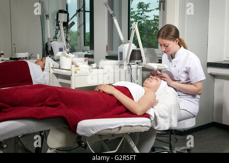 Kosmetikerin bei der Arbeit in einem Kosmetik-Institut Stockfoto