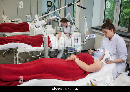 Kosmetikerin bei der Arbeit in einem Kosmetik-Institut Stockfoto