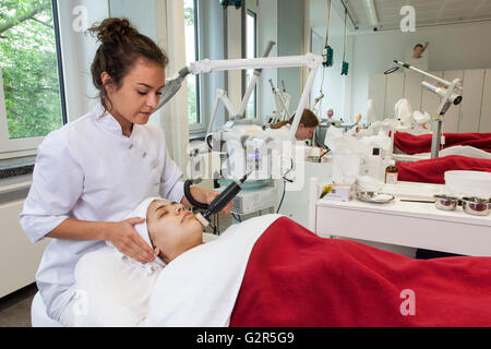 Kosmetikerin bei der Arbeit in einem Kosmetik-Institut Stockfoto