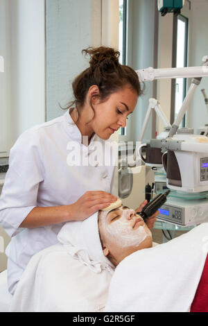 Kosmetikerin bei der Arbeit in einem Kosmetik-Institut Stockfoto