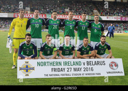 Belfast, 27. Mai 2016, Nordirland 3 Weißrussland 0. Das Nordirland Startelf. Hintere Reihe (l-R) Roy Carroll, Kyle Lafferty, Craig Cathcart, Jonny Evans, Patrick McNair und Chris Baird. Front Row - Conor McLaughlin, Steven Davis, Corry Evans, Conor Washington und Stuart Dallas. Stockfoto