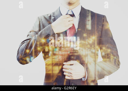 Doppelbelichtung Geschäftsmann aufgelöst mit verschwommenen Straßenlaternen in Großstadt. Stockfoto