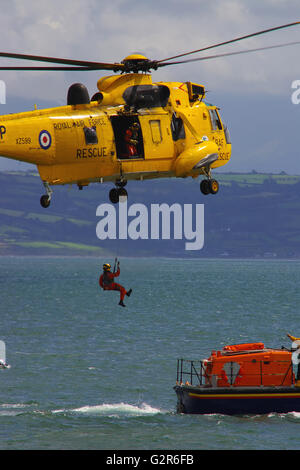 Westland Sea King HC 3 303 qm, Windeldemonstration mit Moelfre Lifeboat, 47-013, Robert an Violet. Stockfoto