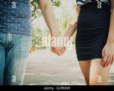 Paar in der Liebe Hand in Hand miteinander im park Stockfoto