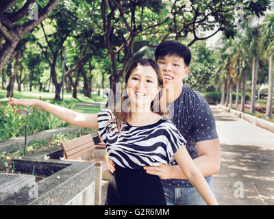 Asian paar wurde versucht, ihr heben und Spaß im öffentlichen Park. Stockfoto