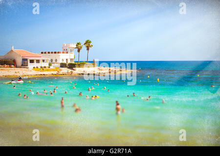 Abstrakt Front unscharf Hintergrund. Sonniger Strand am Mittelmeer, entspannen Sie sich Touristen auf Welle. Torrevieja, Valencia, Spanien Stockfoto