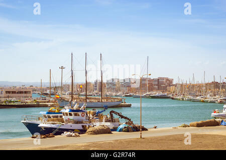 TORREVIEJA, Spanien - 13. September 2014: Puerto Deportivo Marina Salinas. Yachten und Boote parkte am dock im Hafen von Torrevieja Stockfoto