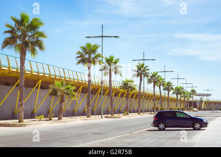 TORREVIEJA, Spanien - 13. September 2014: Fußgänger Brücke-Pier - Weg durch Puerto Deportivo Marina Salinas in Faro Torrevieja Stockfoto