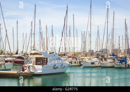 TORREVIEJA, Spanien - 13. September 2014: Puerto Deportivo Marina Salinas. Yachten und Boote parkte am dock im Hafen von Torrevieja Stockfoto