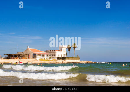 TORREVIEJA, Spanien - 13. September 2014: Sonnige Mittelmeer Strand entspannen Sie Touristen auf Welle. Menschen Baden in kristallklarem Wasser Stockfoto